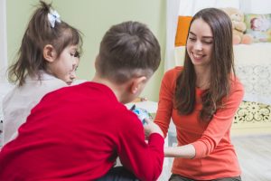Desafíos pragmáticos y estrategias en la comunicación (TEA) teacher playing with kids