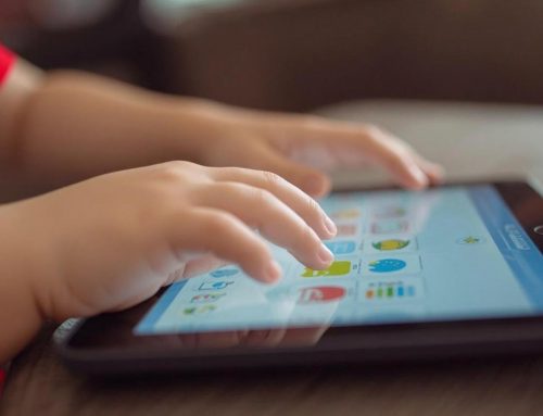 PANTALLAS EN LA INFANCIA: INFLUENCIA EN EL DESARROLLO COGNITIVO, EMOCIONAL Y CONDUCTUAL